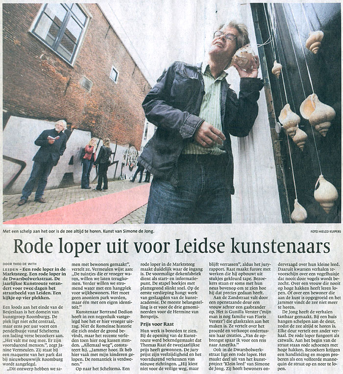 Leidsch Dagblad ~ Rode loper uit voor Leidse kunstenaars, project ‘Klein leed’, 18 september 2010 